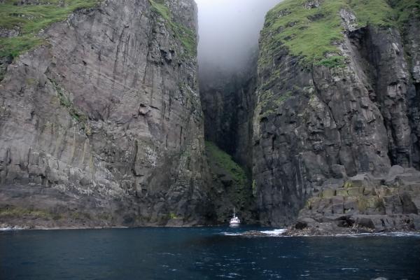 Un bateau près des falaises de Vestmanna, une des excursions les plus populaires des Féroé.  © Visit Faroe Islands / Daniele Casanova 