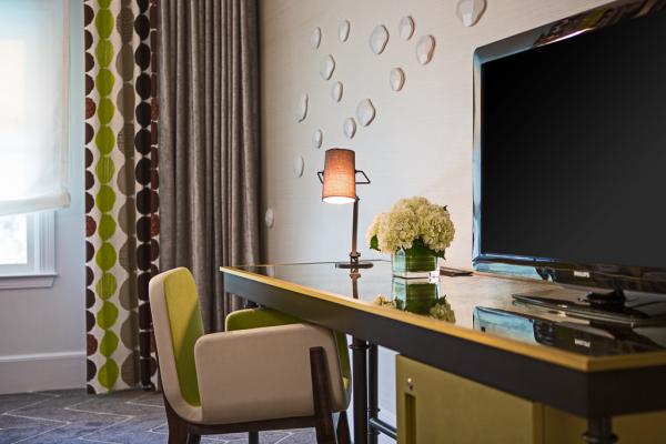 Le très beau bureau à la surface miroir et au piètement en fer forgé. | Kimpton Hotels 