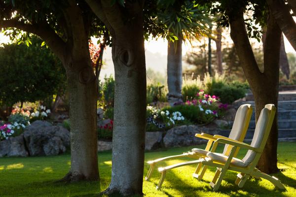 Tout a été conçu pour se relaxer, comme ces chaises longues à l’ombre des arbres dans le jardin | © Cas Gasi