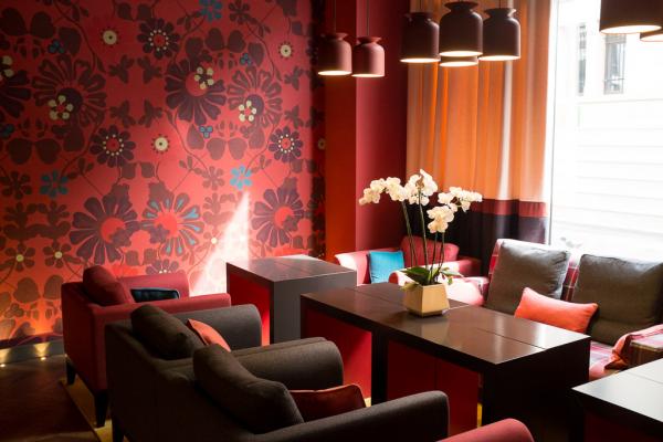 Le lounge. Les motifs de fleurs colorés au mur rappellent ceux, monochromes, situés de part et d’autre du desk. | © Yonder