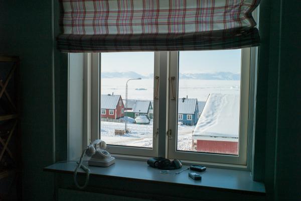 La plupart des maisons ont une vue directe sur la banquise où l’on peut voir les chasseurs partir et revenir en traineau.