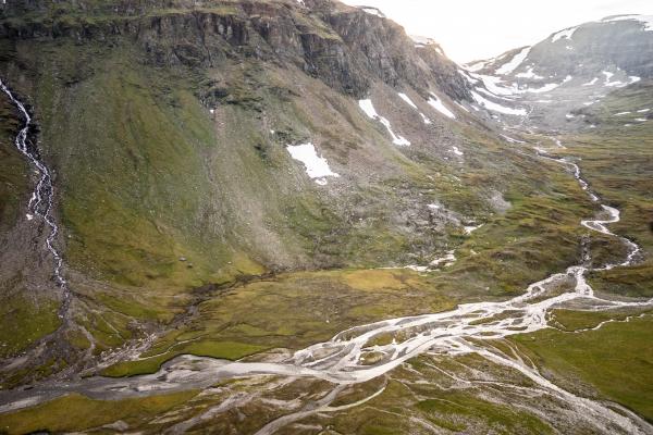 L'extrémité de la vallée de Kårsa avec le glacier au fond à droite. Les cours d'eau en tresse ou anastomoses sont liés aux sédiments rejetés par le glacier.