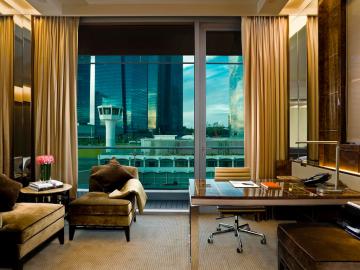 Les chambres Deluxe sont tout aussi luxueuses mais n’offrent pas les mêmes vues | © The Fullerton Bay Hotel