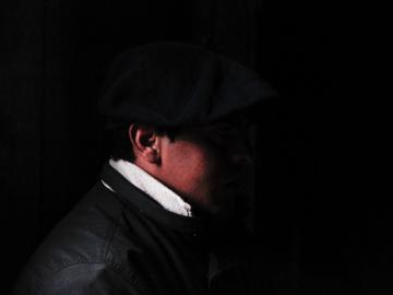 Portrait de Sergio, notre guide, dans le refuge. | © Cédric Aubert