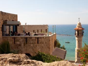 Sublime café à ciel ouvert à Yaffo pour boire un thé à la menthe. © Flickr CC Israel Tourism