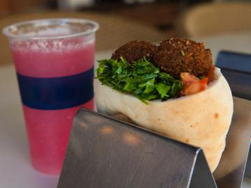 Le déjeuner ou dîner typique israélien : une pita avec falafel et un jus frais.  © Flickr CC Israel Tourism