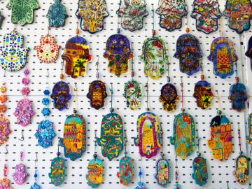 HAMSA, le symbole pour contrer le mauvais oeil et la meilleure décoration des intérieurs du pays CC © Flickr CC Israel Tourism