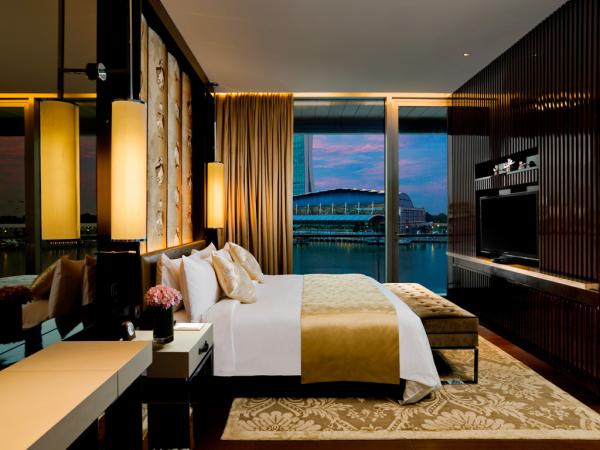 Les chambres Bay View disposent de vue sur la baie et Marina Bay Sands| © The Fullerton Bay Hotel