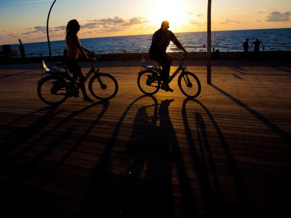 Les vélos sur la tayelet : une activité typique de jour comme de nuit. © Flickr CC Israel Tourism