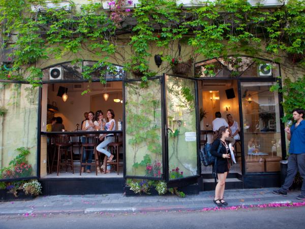 Un café cosy et branché de Neve Tzedek. © Flickr CC Israel Tourism