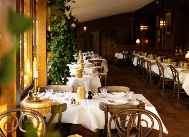 Dans le 16e arrondissement de Paris, le nouveau restaurant Margaux remet à l’honneur la cuisine de grand-maman. Des plats généreux, un décor vintage… et la Tour Eiffel en toile de fond. 