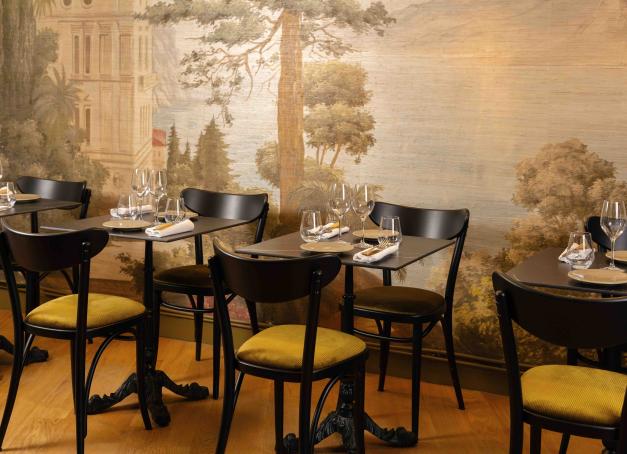 Entre brasseries chic, gastronomie étoilée de tradition, cuisine fusion ou encore table iodée aux produits marins, focus sur nos restaurants préférés du 17ème arrondissement à Paris.