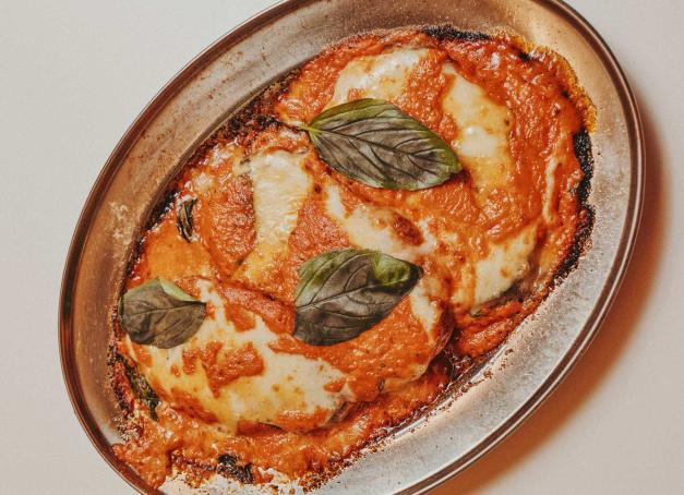À mi-chemin entre la trattoria italienne et le « diner » américain, le « red-sauce-joint » repaire ultra-populaire aux États-Unis, manquait cruellement à l’appel sur la scène food parisienne. Il débarque enfin ! Direction la Cour des Petites Écuries, dans le 10ème arrondissement, pour découvrir ce jubilatoire Red Sauce, un spot dopé à l’italo-nostalgie et à l’amour de la sauce tomate ! 