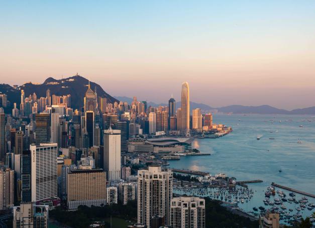 Entre skyline vertigineuse et sentiers de randonnée, temples séculaires et plages de carte postale, Hong Kong mérite bien plus qu’une escale avalée en 24 ou 48 heures. À l’heure de filer vers le Japon, le Vietnam ou Bali, la destination s’impose comme le stop-over idéal à prolonger sur quatre ou cinq jours.