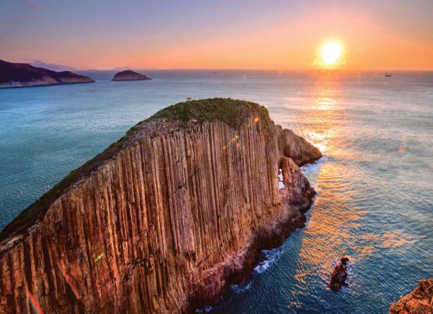 À l’automne, Hong Kong révèle sa dimension de capitale événementielle de l’Asie avec deux rendez-vous incontournables : la fête de la mi-Automne, point d'orgue culturel et familial, et le Hong Kong Wine & Dine Festival, grand rendez-vous gastronomique et œnologique annuel. Suivez nos recommandations pour composer, sur place, un programme à géométrie variable entre effervescence urbaine et grand air.
