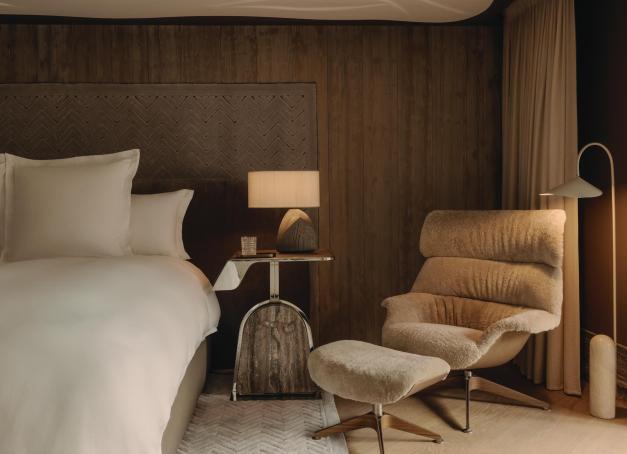 Un nouvel hôtel de luxe à Courchevel signé Rosewood C’est une ouverture majeure au cœur de l’une des stations les plus prestigieuses des Alpes. Deuxième adresse Rosewood Hotels & Resorts® en France après l’iconique Hôtel de Crillon, cet hôtel de luxe à Courchevel, dont l’inauguration est prévue le 19 décembre 2025, illustre l’évolution du groupe vers une hôtellerie immersive et ancrée dans sa destination.