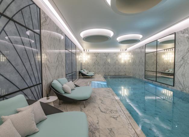 En plein centre-ville, face à la Prom’, le 5 étoiles niçois recèle un écrin bien-être au décor élégant et immersif et à la carte de soins aboutie. 