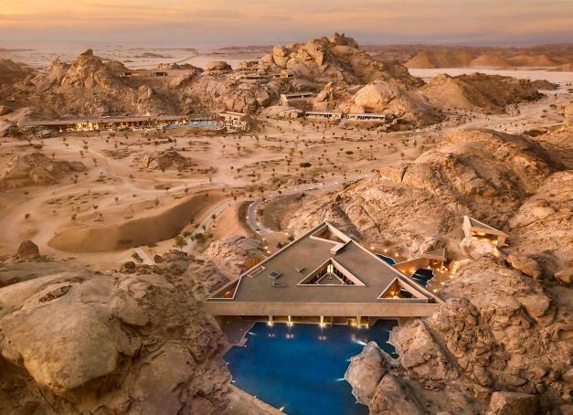 Posé dans un cirque minéral aux allures de décor mythologique, Desert Rock Resort ne se contente pas d’un cadre exceptionnel : il disparaît littéralement dans le paysage. Inauguré au nord-ouest de l’Arabie Saoudite dans la région de Tabuk, ce resort spectaculaire brouille la frontière entre nature et architecture. Certains invités croient même que les falaises sont des décors créés de toutes pièces. Non : ici, tout est vrai. Et c’est précisément ce qui sidère.

