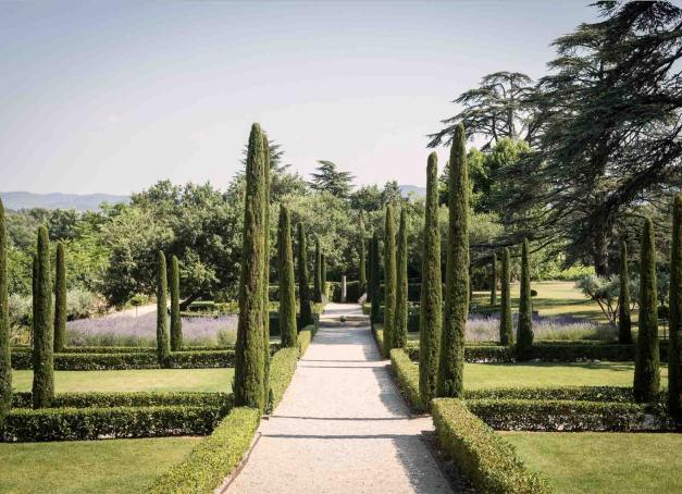 S’offrir un week-end dans le Luberon, en arrivant par Aix-en-Provence, c’est plonger dans l’univers de Pagnol, goûter à la douceur méridionale et parcourir, au fil des villages, toute la richesse des saveurs provençales.