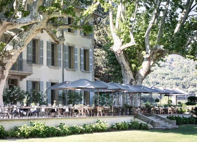 Dans le Luberon, cette élégante bastide a tout du refuge idéal pour citadins en quête d’authenticité et de calme avec son allure de jolie maison de famille, son restaurant, sa magnifique piscine extérieure et sa végétation exubérante. 
