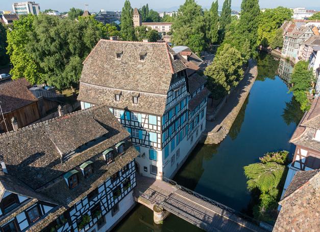 Strasbourg s'éveille sous la lumière franche des beaux jours, loin des cohues de décembre. C’est dans ce décor de brique vive et de ruelles pavées que s'éprouve la solidité de la scène hôtelière locale. Hôtels de luxe, adresses 5 étoiles, maisons de caractère : notre sélection des plus beaux hôtels de Strasbourg?