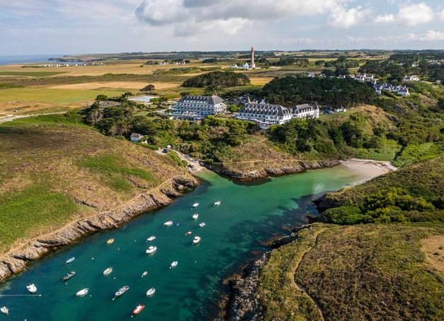 Pour renforcer son système immunitaire, relâcher la pression ou se préparer à l’été, cap sur la Bretagne et ses hôtels thalasso. Entre embruns vivifiants, soins experts et technologies de pointe, ces adresses coup de cœur conjuguent bien-être marin et approche holistique du corps et de l’esprit. Focus sur les meilleurs hôtels thalasso en Bretagne. 