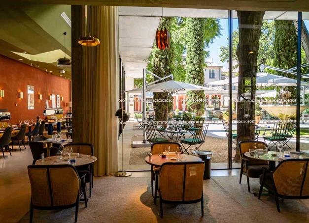 On y va pour ses monuments romains, on y revient pour sa féria, mais Nîmes, c’est aussi une belle correspondance gastronomique qu’on vous invite à découvrir à travers ce top de nos tables préférées.