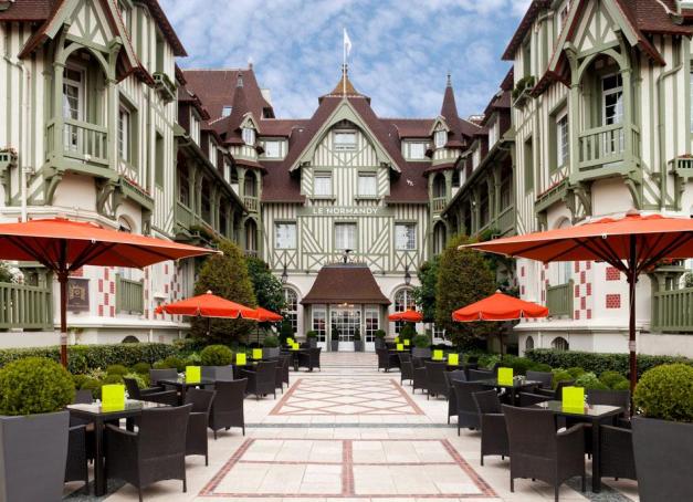 Des bocages du Perche aux falaises d’Étretat, des plages du Débarquement aux adresses élégantes d’Honfleur, Deauville ou Cabourg, notre sélection réunit les plus beaux hôtels de Normandie, entre cinq-étoiles, maisons de caractère et quatre-étoiles exigeants.