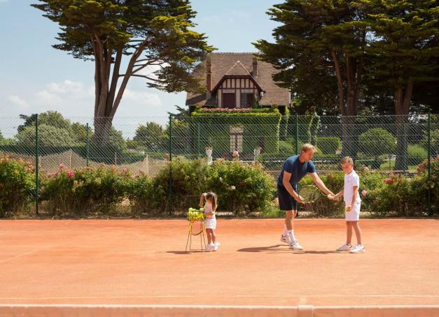 Pour des vacances au soleil en famille, les clubs et resorts restent une valeur sûre. Entre confort, activités pour petits et grands et services pensés pour simplifier le séjour, voici notre sélection d’adresses idéales pour profiter pleinement des vacances avec les enfants.
