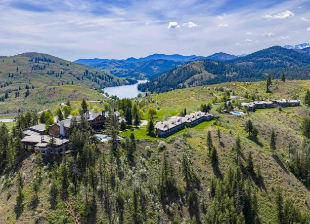 Entre péninsule Olympique, vallées viticoles et sommets des Cascades, l'État de Washington s'est doté d'une hôtellerie à son image : urbaine et pratique sur les rives du Puget Sound, plus confidentielle et ancrée dans le terroir à mesure qu'on s'éloigne vers l'est. Cinq adresses pour road-tripper de Tacoma à Walla Walla.

