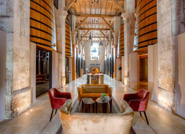 Que vous soyez en route pour explorer les vignobles de Cognac ou simplement en quête d’une parenthèse gourmande, cap sur nos adresses incontournables, des tables étoilées aux bistrots créatifs en passant par les cantines de marché. 