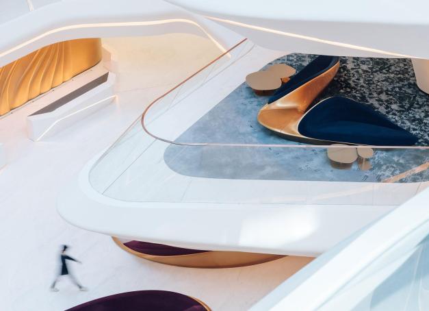 Design futuriste, ambiance arty et gastronomie pointue : le ME Dubai by Meliá est une perle hôtelière à découvrir sans plus attendre dans la ville la plus spectaculaire du Golfe. Installé au cœur du Business Bay dans l’incroyable bâtiment Opus signé Zaha Hadid, cet hôtel 5 étoiles à Dubaï est une expérience à part entière. Focus. 
