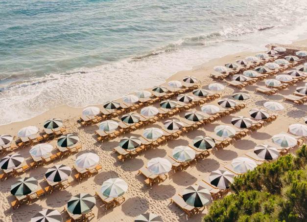 L'été sera chaud à Saint-Tropez ! Beach clubs, restaurants de plage, tables branchées, hôtels de luxe, la saison est marquée par une myriade d'ouvertures. Tour d'horizon des nouvelles adresses et hot spots de l'été 2022.