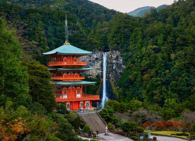 Loin de ses fastes avant-gardistes, l’Empire du Soleil-Levant abrite un Japon authentique qu’on croyait disparu. On vous emmène dans La péninsule de Kii, au sud-est d'Osaka, là où bat le cœur de la spiritualité nippone. Les montagnes sont sacrées, les forêts enchantées, la cuisine addictive... Visite en dix expériences en dehors des sentiers battus.