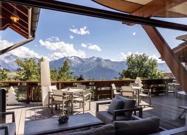 Oui, la montagne se vit autrement que sous la neige ! Hors saison, elle se débarrasse de son costume technique pour révéler une autre personnalité : contemplative, toujours ensoleillée… Les sentiers remplacent les pistes, les terrasses prennent le relais des salons feutrés, et les hôtels se transforment en véritables maisons de vacances, ouvertes sur la nature. À condition, bien sûr, de choisir les bonnes adresses. Voici 5 hôtels parfaits pour des vacances d’été à la montagne. 