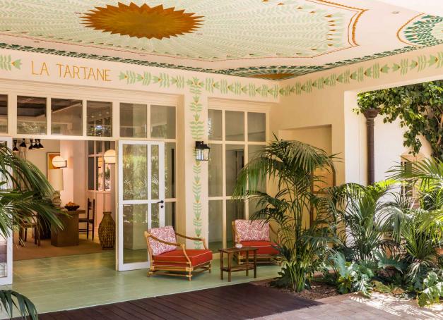 Proche de la plage des Salins à Sain-Tropez, l’hôtel Saint-Amour devient La Tartane, cocon de bord de mer transformé avec légèreté par l’agence Notoire. Visite guidée.

