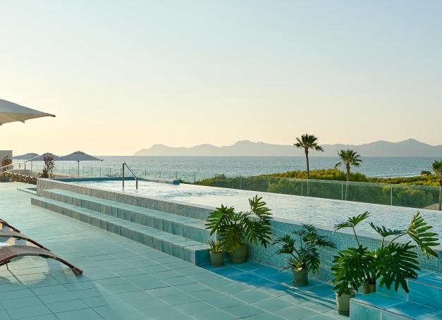 Dans la baie d’Alcúdia au nord de Majorque, la collection espagnole Iberostar rénove deux de ses hôtels et les transforme en un resort « absolument tout inclus » comme pour ses adresses des Caraïbes, avec une forte implication durable.
