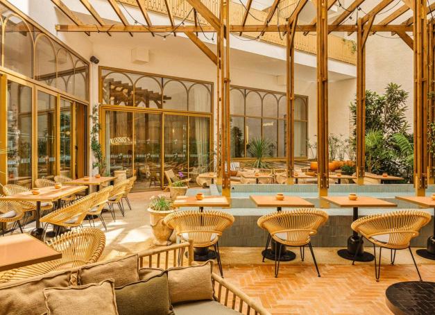 Une piscine de 18 mètres, des chambres avec vue sur le Sacré Cœur et un patio avec bassin en zelliges, un hôtel voyageur ouvre dans le quartier des gares.