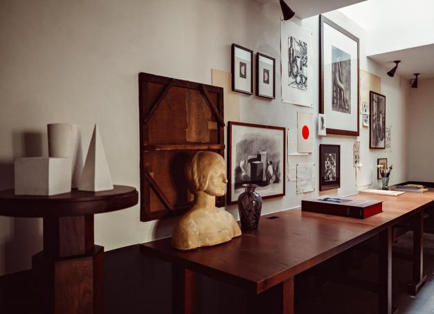 Modigliani y possédait son atelier, Fujita y a dormi en arrivant du Japon au siècle passé. Entre Montparnasse et le du Jardin du Luxembourg, l’Hôtel des Académies et des Arts s’inspire de son passé artistique. Visite en images.