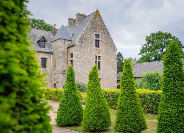 Dans le Golfe du Morbihan, ce nouvel hôtel 4 étoiles coche toutes les cases de l’hôtel contemporain : doux, durable, innovant et design. La visite en images accompagnée de son lot de surprise.