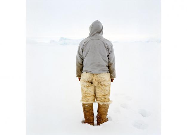 Rencontre avec la photographe finlandaise Tiina Itkonen, qui évoque sa découverte du Groenland en 1995 et le travail qu'elle y mène depuis maintenant plus de vingt ans. Des portraits des Inughuit photographiés dans l'intimité de leur maison aux spectaculaires vues panoramiques des paysages de neige et de glace.
