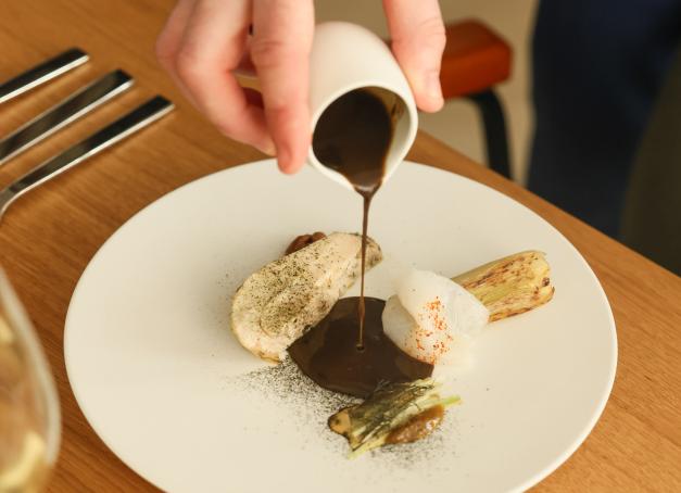 La quarantaine sereine, Romain Meder ouvre sa première adresse de chef-propriétaire, à deux pas des Invalides
