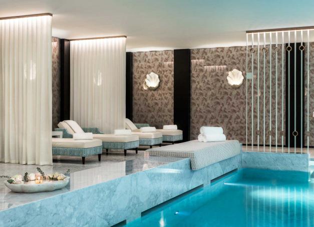 Quels sont les plus beaux hôtels de Porto ? De l’hôtel 5 étoiles au boutique-hôtel intimiste, de la maison d’hôtes design aux adresses expérimentales, cap sur les plus beaux lieux où poser ses valises dans la deuxième ville du Portugal, devenue l’une des destinations les plus en vue d’Europe.