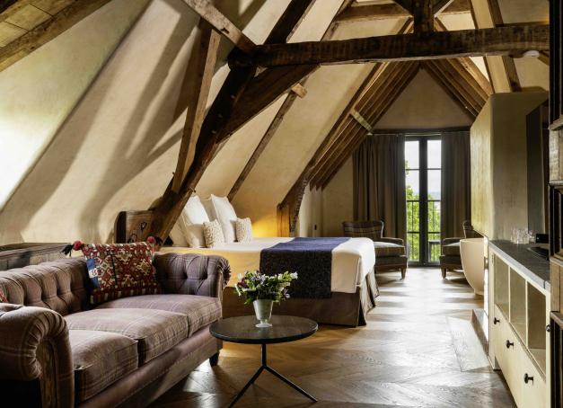 Cette ancienne auberge du XVIIe siècle, où séjournèrent Monet, Boudin et Courbet, conjugue patrimoine, charme normand, gastronomie et bien-être dans un cadre exceptionnel dominant l'estuaire de la Seine. Notre avis sur cette adresse Relais & Châteaux aussi inspirante qu'intemporelle.
