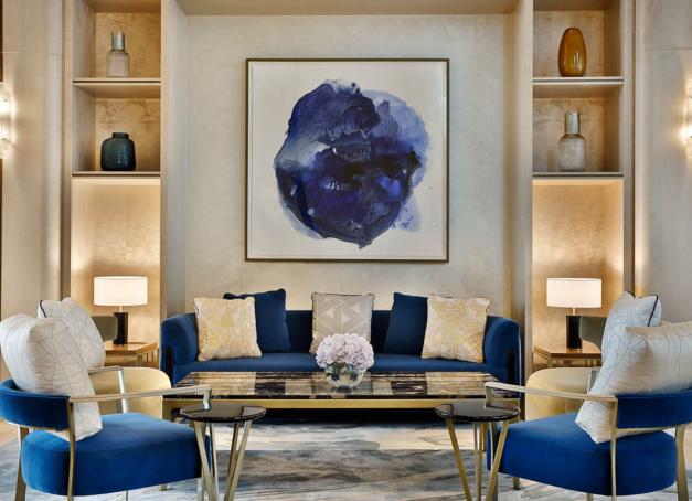 Entre traditions locales et raffinement à l’américaine, le St. Regis Riyad impose sa signature dans le paysage de l’hôtellerie haut de gamme de la capitale saoudienne. À l’entrée du quartier diplomatique, cette adresse glamour à l’architecture spectaculaire s’impose comme la plus désirable de Via Riyadh, nouvelle destination luxe du Moyen-Orient.