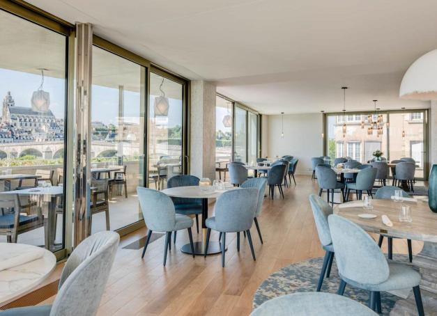 Si elle est avant tout connue pour ses châteaux, sa douceur de vivre et les hauts faits historiques qui s'y sont déroulés de la Renaissance à nos jours, la région Centre Val de Loire regorge également de tables remarquables. Sélection des restaurants incontournables autour des Châteaux et dans la vallée de la Loire.
