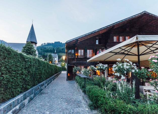 Destination gourmande des Alpes suisses, Gstaad attire les épicuriens pour la richesse de son paysage gastronomique. Tables étoilées, restaurants traditionnels, cuisines du monde… Avec une vue époustouflante sur les montagnes !