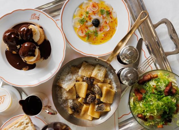 Situé à deux minutes à pied de l’opéra Garnier, à l’angle de la rue Saint-Roch et l’avenue de l’Opéra, voici une brasserie chic où se rendre pour dîner aux chandelles.