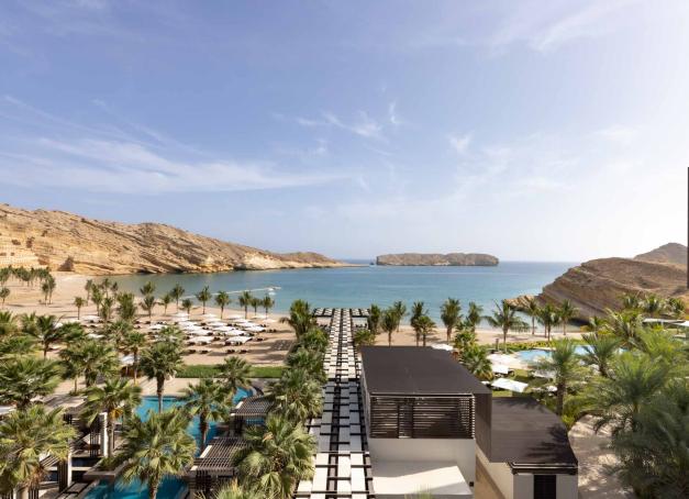 Inauguré en juin 2022, le Jumeirah Muscat Bay est un complexe balnéaire situé entre les imposants monts Al Hajar et la mer scintillante d'Arabie. Visite. 

