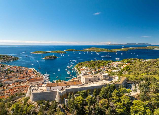 On a testé au début de l’été la croisière CroisiEurope qui sillonne la mer Adriatique, entre Croatie et Monténégro, durant une semaine. Navire 5 étoiles à taille humaine, départ de Dubrovnik (où l’on termine le voyage 7 jours plus tard), pension complète soignée à bord, l’expérience fut exceptionnelle à plus d’un titre…